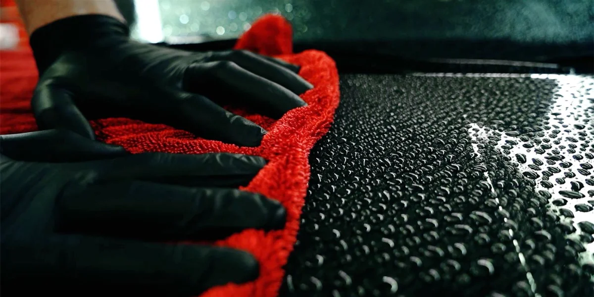 Mikrofaser Trockentuch Auto lackschonend auf Fahrzeugoberfläche in Nahaufnahme